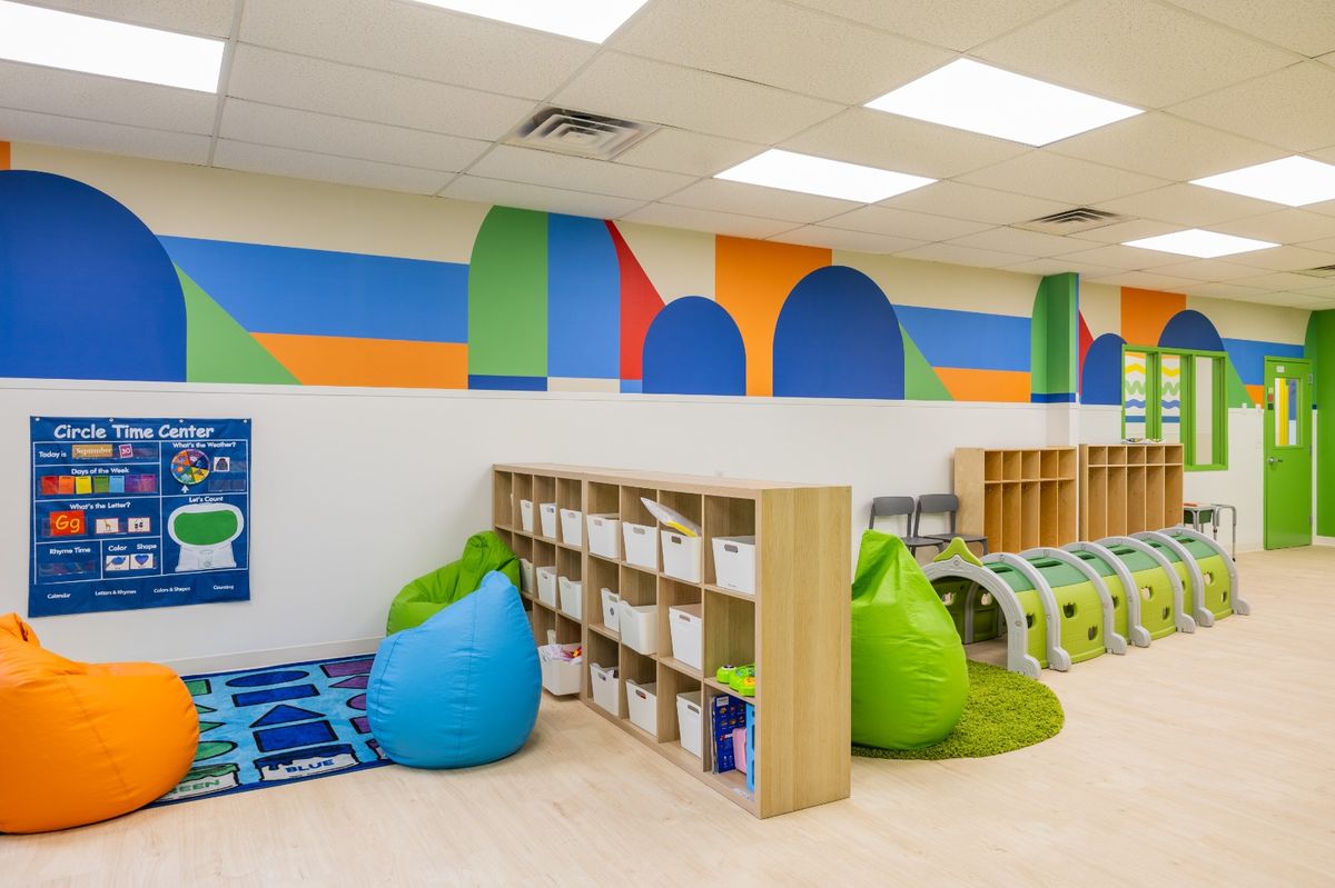 Play kitchen and reading corner with shapes rug
